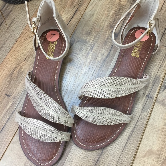 Shoes - NWT Gold Strap Leaf Design Sandal